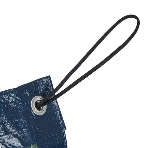 attache par l'oeillet de bache